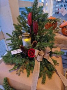 Gravprydnad med ledgravljus, junsele blomsterbutik